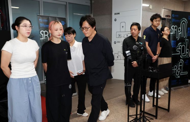 3일 오전 전남광주 광주시립미술관 하정웅미술관에서 열린 기자회견에서 루안 웨라이(사진 왼쪽 네번째) 중국 국적 큐레이터가 광주비엔날레 중국 파빌리온 전시 철수 입장을 밝히고 있다. 연합뉴스