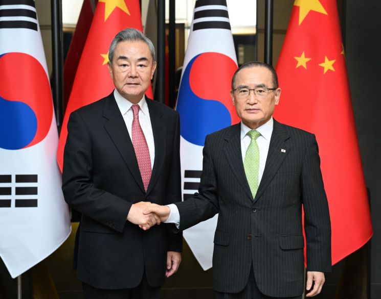 위성락 국가안보실장이 20일 방한 중인 왕이 중국공산당 중앙외사판공실 주임 겸 외교부장과 회담에 앞서 악수하고 있다. 2026.8.20 연합뉴스
