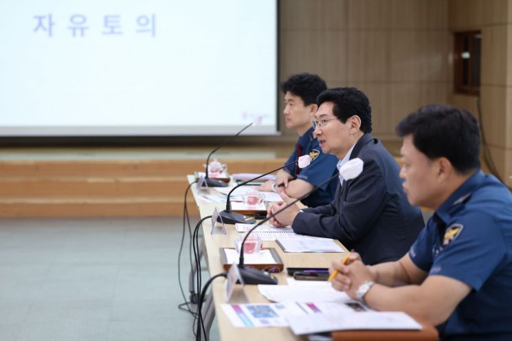 이상일 용인특례시장이 3일 시청 3층 비전홀에서 열린 제19회 안전문화살롱에 참석해 발언하고 있다. 용인시 제공