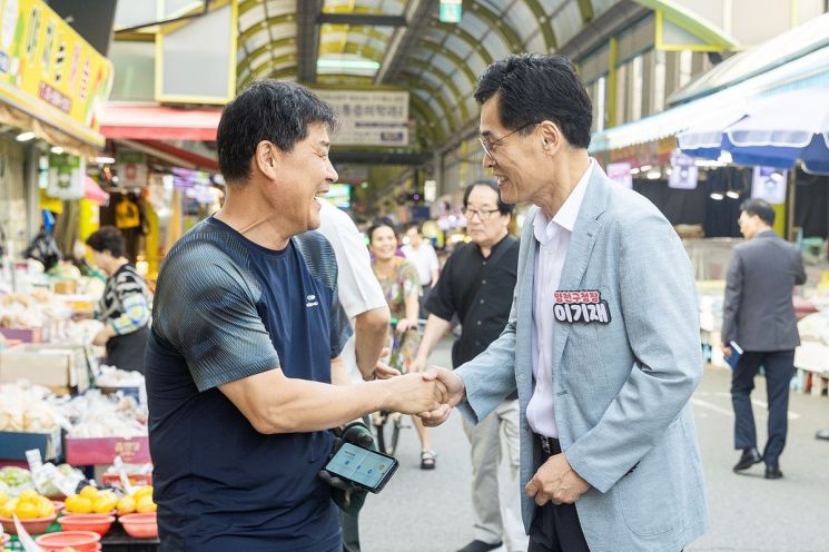 지난해 추석 전통시장에 방문한 이기재 양천구청. 양천구 제공.