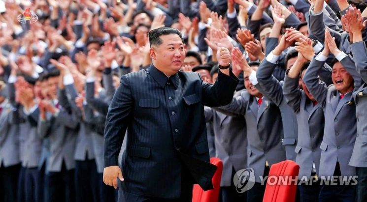 2022년 5월 1일 김정은 북한 국무위원장이 열병식 참가 청년들을 향해 왼손 엄지손가락을 치켜들고 있다. 연합뉴스