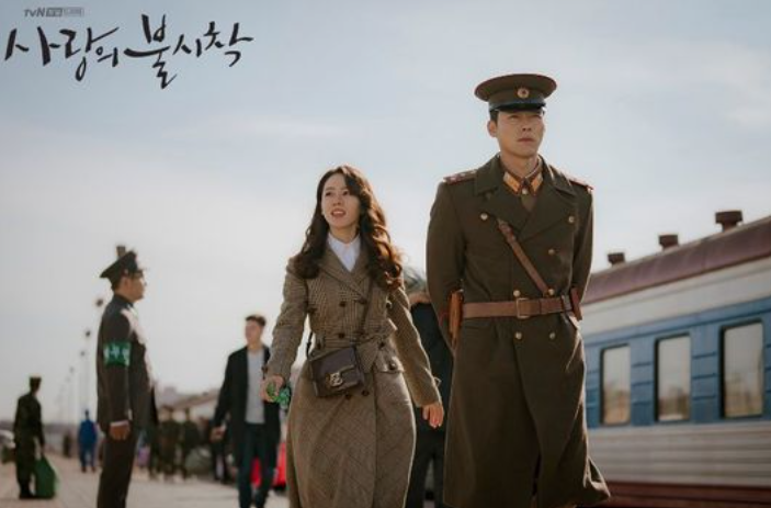 북한 장교 리정혁(현빈)과 한국 재벌 상속녀 윤세리(손예진)의 로맨스를 그린 드라마 '사랑의 불시착'. tvN
