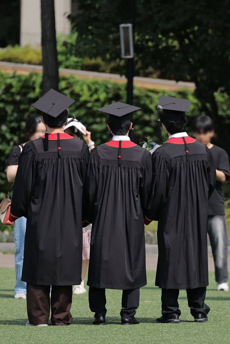 국내 주요 대기업의 신규 채용이 최근 2년 새 15% 넘게 감소한 지난달 18일 서울의 한 대학교에서 졸업생들이 기념촬영을 하고 있다. 연합뉴스