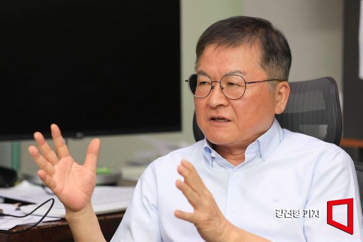 박영민 국가신약개발사업단장이 4일 서울 마포구 국가신약개발재단에서 아시아경제와 인터뷰 하고 있다. 강진형 기자