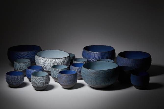 가브리엘 코흐의 신작 ‘Deep Ocean Bowls’. 지질의 층위를 닮은 거친 표면에 바다에서 포착한 짙은 남색과 청록색을 더했다. 물레 대신 흙띠를 쌓아 올리는 코일링 방식으로 성형했으며 유약은 사용하지 않았다. 갤러리LVS
