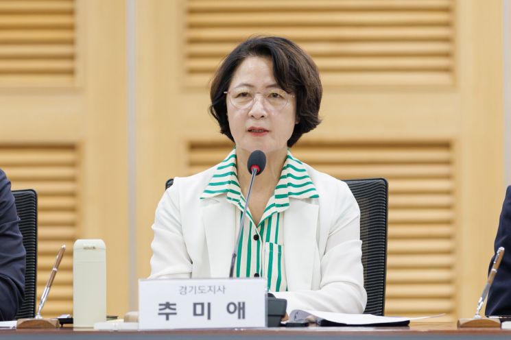 추미애 경기도지사가 4일 국회의원회관에서 '포천~철원 고속도로 예비타당성조사 통과를 위한 관계기관 업무협약'에서 인사말을 하고 있다. 경기도 제공