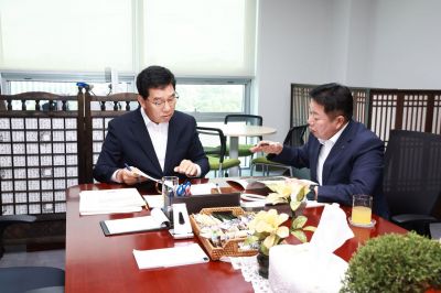 임지락 군수(사진 오른쪽)가 신정훈 국회의원에게 군 현안을 설명하고 있다. 화순군 제공