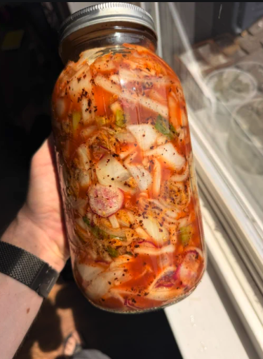 유리병에 김치를 가득 담아 발효시키는 모습을 공개한 한 외국인의 영상이 조회수 500만회를 넘기며 온라인에서 화제가 된 가운데, 김치가 발효하면서 발생하는 가스로 인해 유리병이 깨질 수 있다는 우려가 나오고 있다. SNS 갈무리