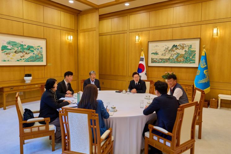 이재명 대통령이 3일 청와대에서 김동명 한국노총 위원장, 양경수 민주노총 위원장과 차담을 나누고 있다.     이 대통령과 양대 노총위원장은 '3대 메가 프로젝트' 및 정년 연장 문제 등을 논의했다.     이 대통령부터 시계방향으로 양경수 민주노총 위원장, 강훈식 비서실장, 강유정 수석대변인, 김경자 사회수석, 김영훈 노동부 장관, 김동명 한국노총 위원장. 2026.9.3 연합뉴스