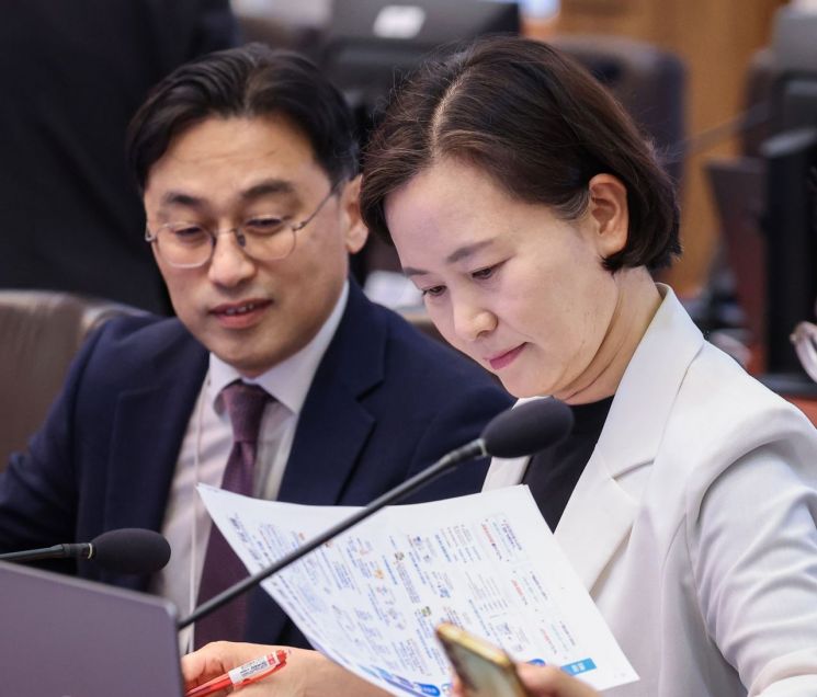 이해민 AI미래기획수석(오른쪽)과 이원주 국가전략투자보좌관이 3일 청와대에서 열린 수석보좌관회의에 참석해 자료를 살펴보고 있다. 2026.9.3 연합뉴스