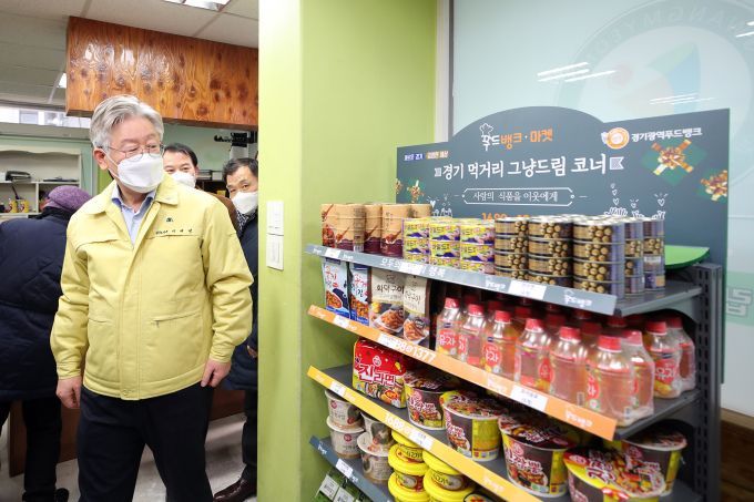 이재명 대통령이 경기도지사 시절인 2021년 경기 먹거리 그냥드림 코너 현장 방문을 하고있다. 경기도.