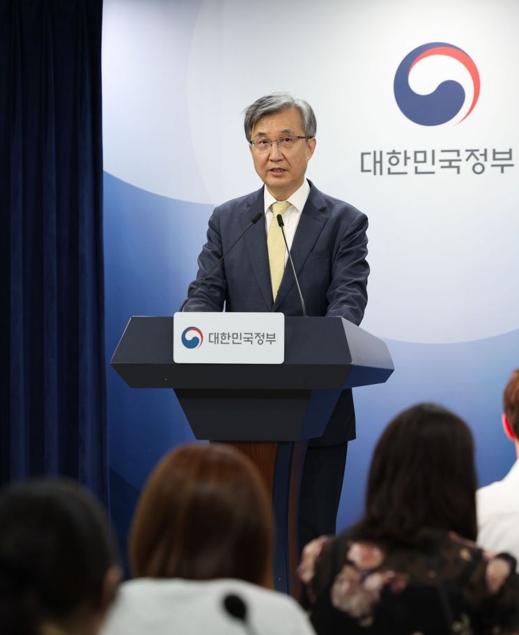 이주원 중대범죄수사청장후보추천위원회 위원장이 4일 오후 서울 종로구 정부서울청사 브리핑실에서 회의 결과 관련 브리핑을 하고 있다. 행안부 제공