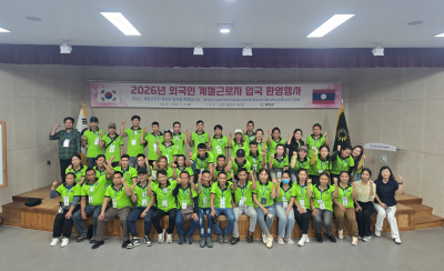 라오스 계절 근로자 단체 입국 기념사진. 화순군 제공