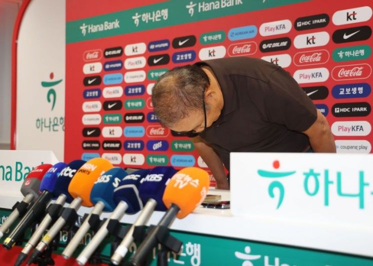 북중미 월드컵 조별리그에서 탈락한 한국 축구 국가대표팀 박항서 단장이 지난 6월28일(현지시간) 멕시코 과달라하라 인근 사포판의 치바스 바예 베르데에서 기자회견을 열고 성적 부진에 대한 사과 인사를 하고 있다. 연합뉴스