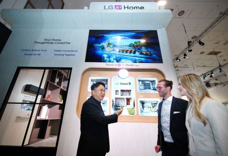 백승태 LG전자 생활가전솔루션(HS)사업본부장이 'IFA 2026' LG전자 부스에서 AI홈 플랫폼 ‘씽큐’, AI홈 허브 ‘씽큐 온’, 실행형 AI 에이전트 ‘씽큐 클로’를 통해 AI가 고객의 공간을 이해하고 필요한 기능을 제공하는 AI홈 솔루션을 소개하고 있다. LG전자.