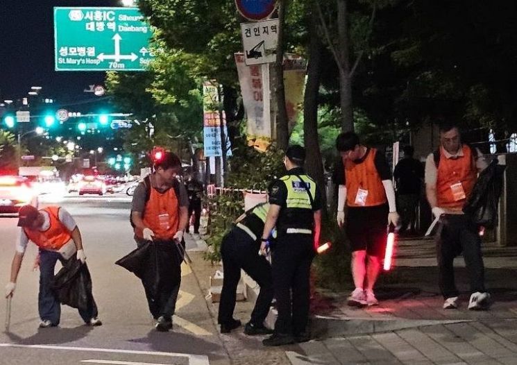 한화 임직원 봉사단이 불꽃축제 행사 후 여의도 한강공원 일대의 쓰레기를 줍고 행사장을 정리하는 ‘클린 캠페인’을 펼치고 있다. 한화커뮤니케이션위원회