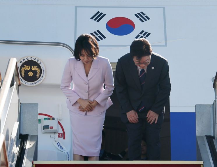 프랑스를 국빈 방문하는 이재명 대통령 부부가 6일 성남 서울공항 공군 1호기에서 환송객들을 향해 인사하고 있다. 2026.9.6 연합뉴스