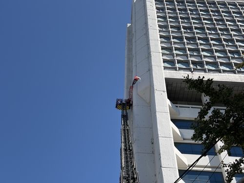 공공운수노조 간부, 10층 높이에 매달려 고공시위. 연합뉴스