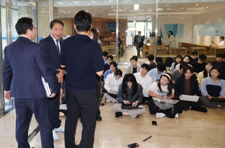 김승원 법무부장관 후보자가 3일 서울 종로구 적선현대빌딩에 마련된 인사청문회 준비 사무실로 출근하며 취재진 질의응답에 응한 뒤 떠나려던 중 날아든 질문에 걸음을 멈추고 있다. 연합뉴스