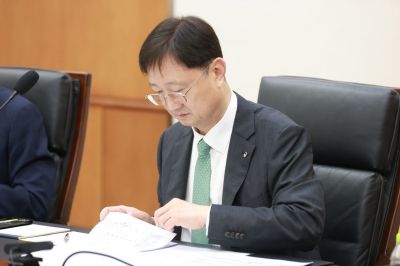 지난 4일 이찬진 금융감독원장 주재로 열린 '제4차 소비자위험대응협의회'에서 이 원장이 서류를 살펴보고 있다. 금감원