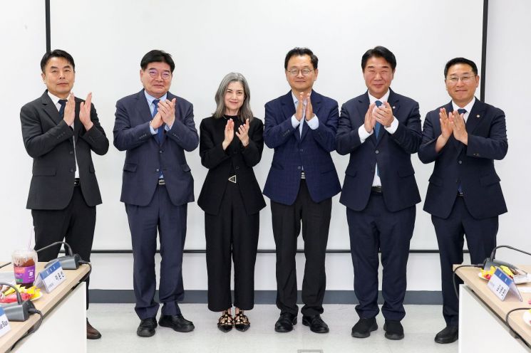 민경선 고양특례시장(오른쪽 세 번째)이 K-컬처밸리 관계자 간담회를 마친 후 기념촬영을 하고 있다. 고양시 제공