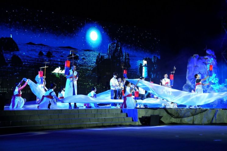 5일 전남광주 여수시 돌산읍 진모지구에서 열린 2026 여수세계섬박람회 개막식에서 섬과 바다를 주제로 한 공연이 펼쳐지고 있다. 2026여수세계섬박람회 조직위원회