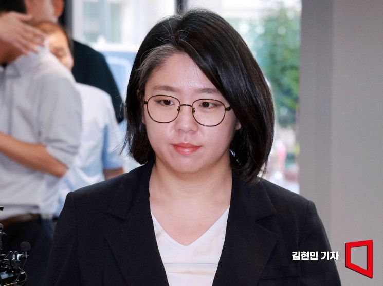 용혜인 성평등가족부 장관 후보자가 7일 서울 서대문구에 마련된 인사청문회 준비 사무실로 출근하고 있다. 2026.9.7 김현민 기자