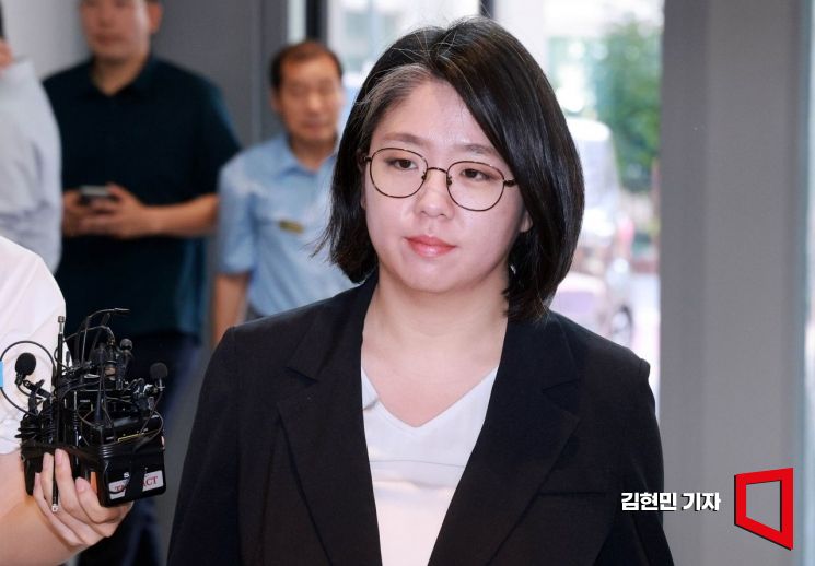 용혜인 성평등가족부 장관 후보자가 7일 서울 서대문구에 마련된 인사청문회 준비 사무실로 출근하고 있다. 2026.9.7 김현민 기자