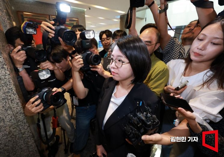 용혜인 성평등가족부 장관 후보자가 7일 서울 서대문구에 마련된 인사청문회 준비 사무실로 출근하고 있다.  김현민 기자