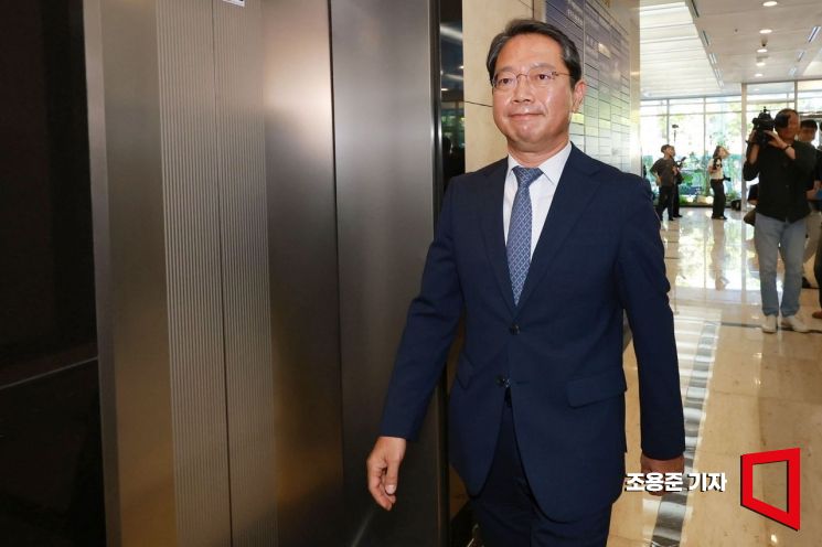 김승원 법무부장관 후보자가 7일 서울 종로구 적선현대빌딩에 마련된 인사청문회 준비 사무실로 출근하고 있다. 2026.9.7 조용준 기자