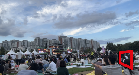 지난해 9월 21일 오후 광주 광산구 황룡친수공원 잔디밭에 돗자리를 펴고 가을 저녁 공연을 즐기는 시민들 모습. 송보현 기자