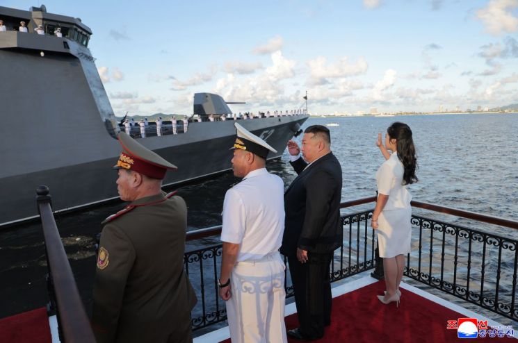 김정은 북한 국무위원장이 지난 6일 원산항에서 취역식을 마치고 첫 출항에 나선 구축함 강건호를 향해 경례하고 있다고 북한 조선중앙통신이 보도했다. 2026.9.7 연합뉴스