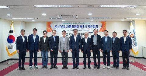 The Korea Local Finance Association held the inaugural meeting of the "1st K-LOFA Advisory Committee" on the 4th at the Local Finance Hall in Mapo-gu, Seoul, and took a commemorative photo afterwards. Provided by the Korea Local Finance Association
