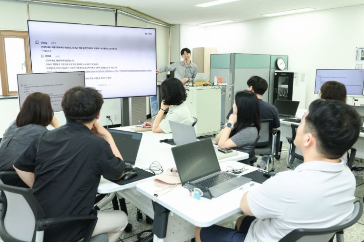 AI 혁신학교 수강생들이 AI랩에서 대여한 노트북으로 강의를 듣고 있다. 화성시 제공