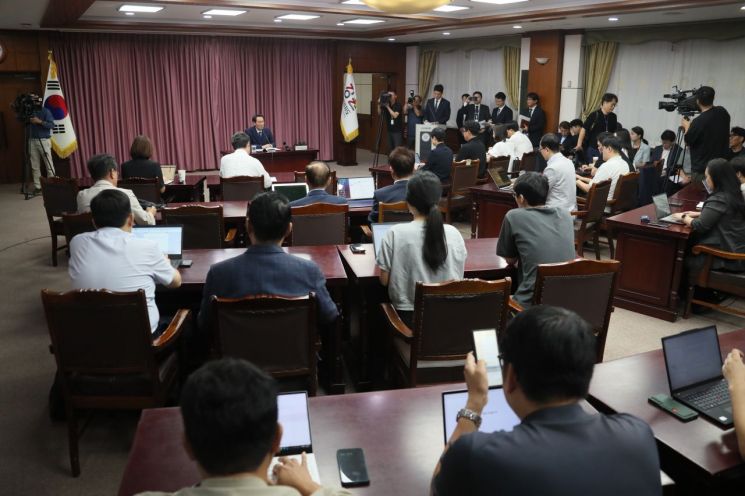 우상호 강원도지사가 7일 강원도청 신관 소회의실에서 9월 정례 기자간담회를 개최하고 있다. 강원도 제공
