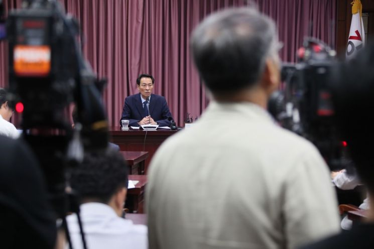 우상호 강원도지사가 7일 강원도청 신관 소회의실에서 9월 정례 기자간담회를 개최하고 있다. 강원도 제공
