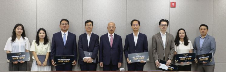 (왼쪽에서 다섯번째) 조원철 법제처장과 포상금을 받은 직원들. (자료=법제처)