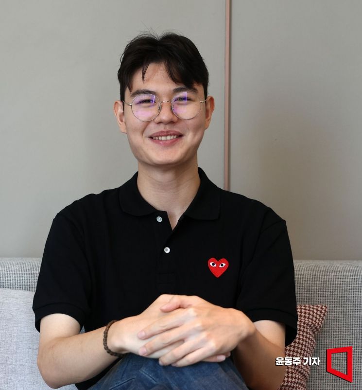최형빈 애딧앤아크 대표가 포즈를 취하고 있다. 윤동주 기자