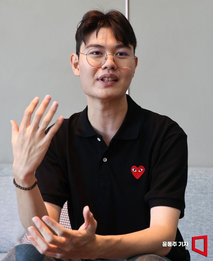 최형빈 애딧앤아크 대표가 아시아경제와 인터뷰를 하고 있다. 윤동주 기자