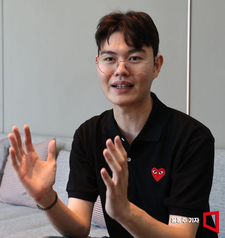최형빈 애딧앤아크 대표가 아시아경제와 인터뷰를 하고 있다. 윤동주 기자