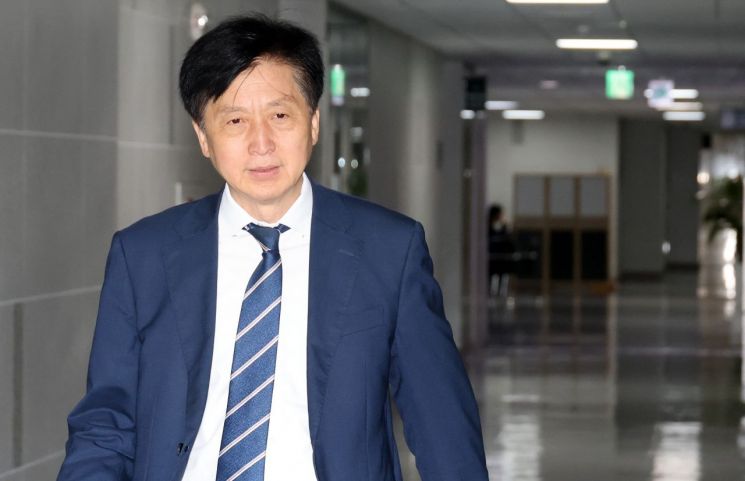 국회 재정경제기획위원회 여당 간사인 오기형 더불어민주당 의원이 7일 국회의원회관에서 대미투자 협상 논의를 위해 개최한 당정협의에 입장하고 있다. 연합뉴스