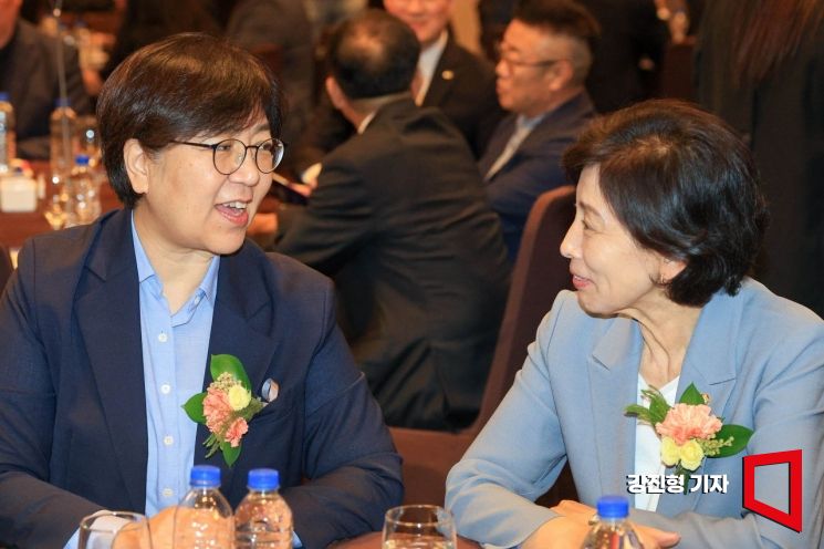 [Photo] Deputy Speaker Nam Insoon and Minister Jung Eun-kyung Exchange Opinions