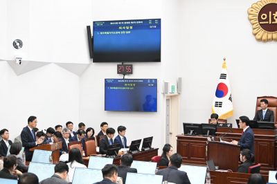 제주특별자치도의회 제454회 제1차 정례회 제4차 본회의 도정질문에서 국민의힘 김황국 의원은 제주~칭다오 국제 화물선 항로 운영 과정에서 빚어진 천문학적 재정 손실과 절차적 위법성을 위성곤 제주도지사에게 집중적으로 질의하고 있다.  제주특별자치도의회 제공.