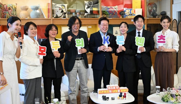 이재명 대통령이 7일(현지시간) 프랑스 남부 생폴드방스 마그 재단에서 국제 영화·영상 정상회의 '뤼미에르 서밋' 개막식 후 열린 영화인과의 대화에서 손팻말을 들고 기념촬영을 하고 있다.     이번 행사는 서밋에 초청받은 한국 감독 및 배우들과의 간담회다. 오른쪽부터 김도연, 설경구, 전도연 배우, 이 대통령, 이창동, 정주리 감독, 김민영 넷플릭스 아시아태평양 지역 콘텐츠 총괄 부사장, 안현모 사회자. 2026.9.7 연합뉴스