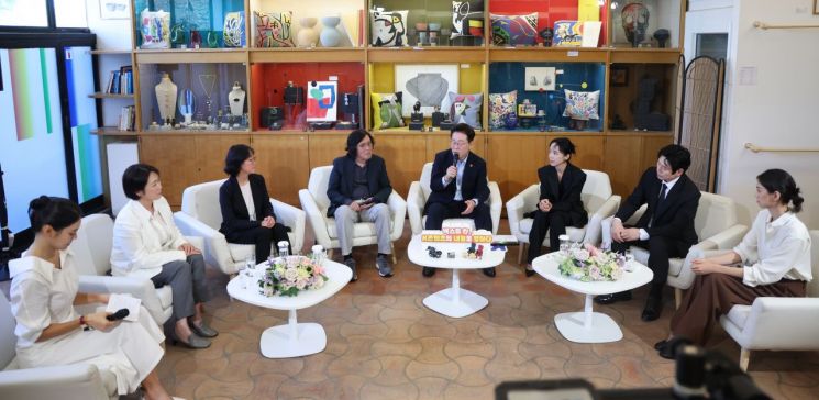 이재명 대통령이 7일(현지시간) 프랑스 남부 생폴드방스 마그 재단에서 국제 영화·영상 정상회의 '뤼미에르 서밋' 개막식 후 열린 영화인과의 대화에서 인사말을 하고 있다.     이번 행사는 서밋에 초청받은 한국 감독 및 배우들과의 간담회다. 오른쪽부터 김도연, 설경구, 전도연 배우, 이 대통령, 이창동, 정주리 감독, 김민영 넷플릭스 아시아태평양 지역 콘텐츠 총괄 부사장, 안현모 사회자. 2026.9.7 연합뉴스