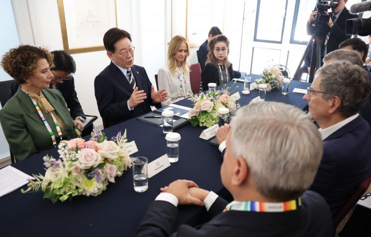 이재명 대통령이 7일(현지시간) 뤼미에르 서밋이 열린 프랑스 남부 생폴드방스 마그 재단에서 미국영화협회 회원사 대표들을 접견하고 있다. 2026.9.8 연합뉴스