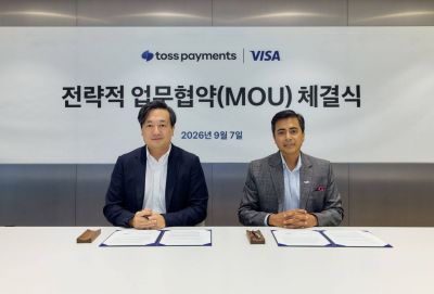 지난 7일 서울 강남구 역삼동 아크플레이스에서 열린 토스와 비자코리아의 업무협약식에서 김규하 토스 부대표(왼쪽)와 쿠날 채터지 비자코리아 사장이 기념 사진을 촬영하고 있다. 토스페이먼츠
