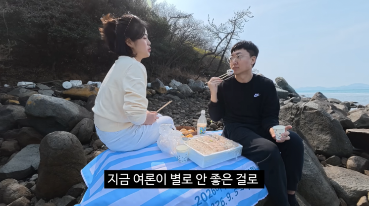 폐어구가 널린 섬에서 김선태 씨가 박람회 관계자와 음식을 먹는 모습. 유튜브