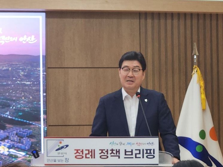 정진권 안산시 농업기술센터소장이 8일 안산시청 제1회의실에서 대부포도축제 추진 계획을 브리핑하고 있다. 이종구 기자