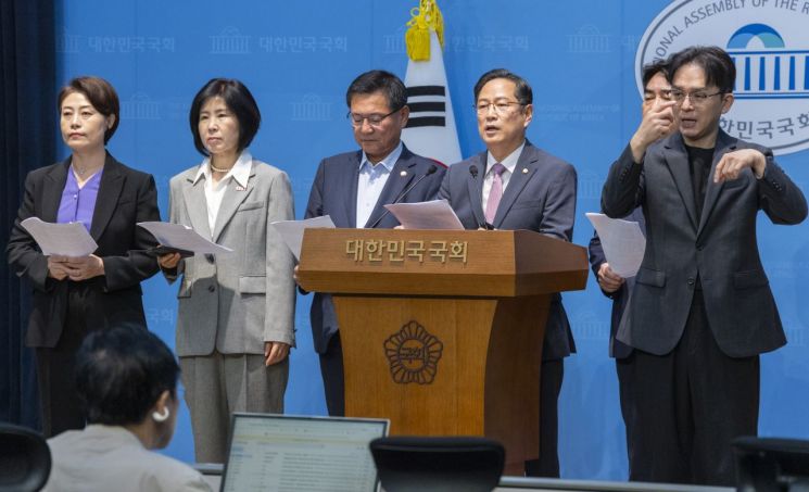 국민의힘 부산지역 의원들이 2일 국회에서 세종으로 이전을 검토하고 있는 금융위원회, 금융감독원의 부산 이전과 산업은행 본점 부산 이전 재추진을 촉구하는 성명을 발표하고 있다. 2026.9.2 연합뉴스